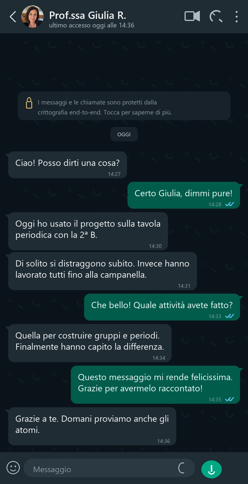 Conversazione WhatsApp ricostruita sulla tavola periodica