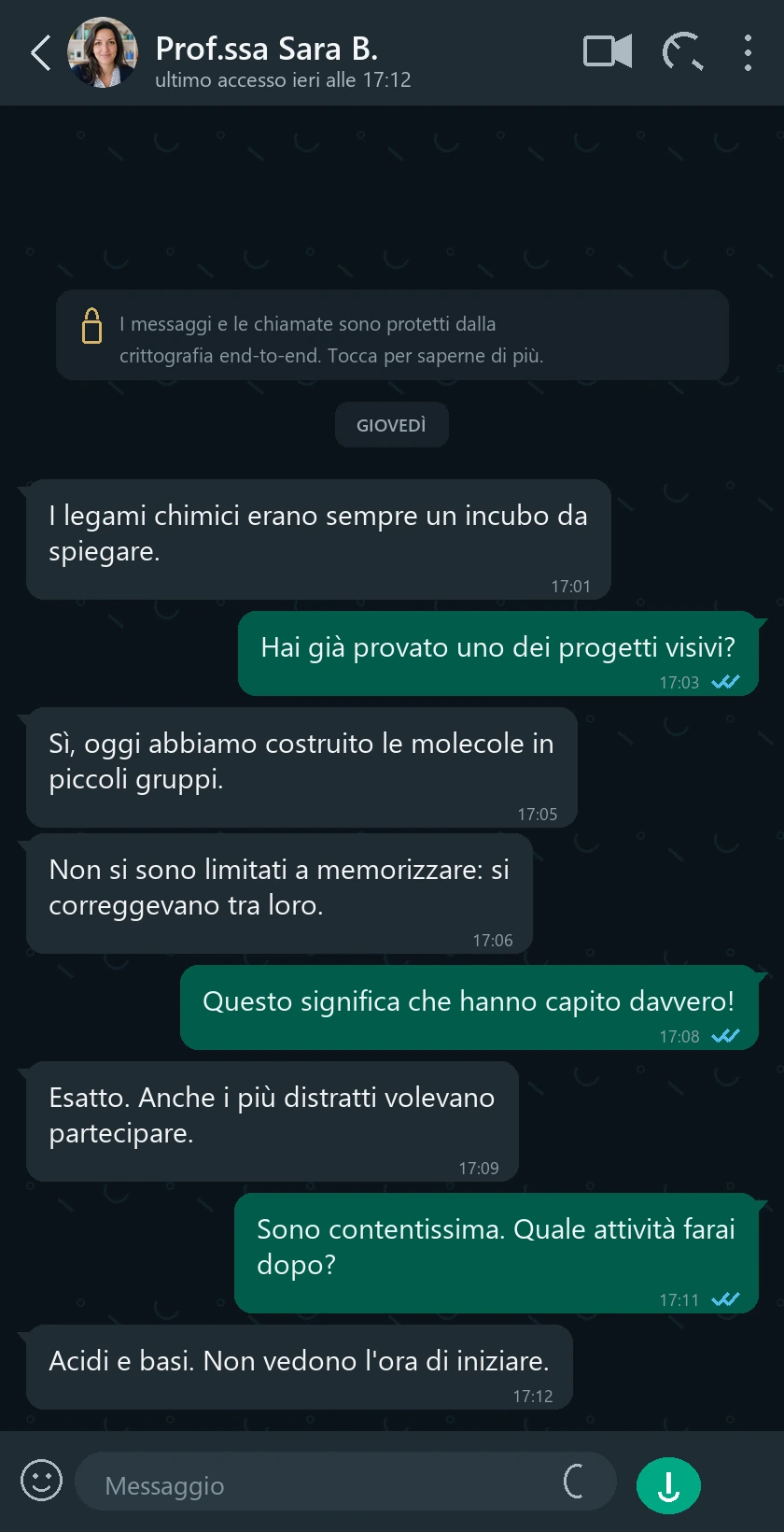 Conversazione WhatsApp ricostruita sui legami chimici